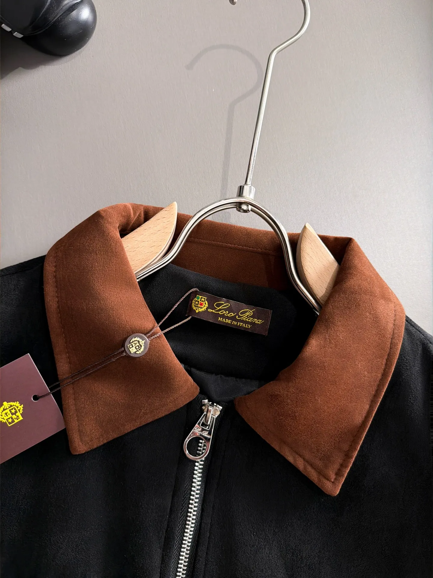 🛫🛫🛫High version Loro Piana 26ss customized top-quality fabric new jacket casual pants, ribbon letter embroidery stitching new show products‼ The product is in perfect condition, comfortable and warm, complete with three labels, full and attractive color, very outstanding design, customized hardware accessories can easily enhance the fashion sense, the workmanship is extremely elegant and rigorous, and the wiring is neat and meticulous! A masterpiece from a famous designer! The upper body does not look bloated and is super handsome! Sizes：M～XXXL